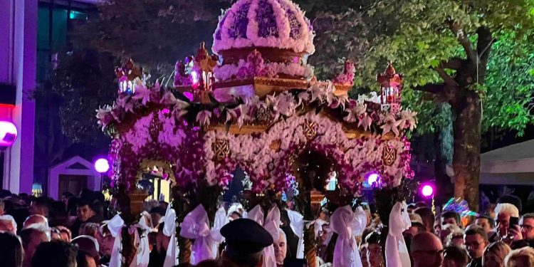 Περιφορά Επιταφίων από τους Ιερούς Ναούς της Άρτας