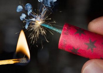 Είχε παράνομα στο μαγαζί της εξήντα κροτίδες για πώληση και συνελήφθη