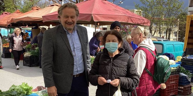 Επίσκεψη Θ. Οικονόμου στην λαϊκή αγορά