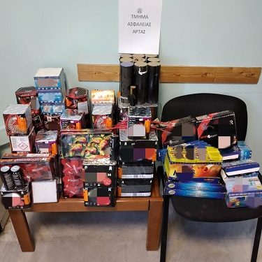 Συνελήφθη στην Άρτα ημεδαπός, για παραβάσεις της νομοθεσίας περί φωτοβολίδων και πυροτεχνημάτων- Κατασχέθηκαν συνολικά (1.787) τεμάχια πυροτεχνίας