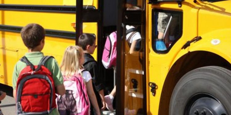 Ερώτηση για τους ελέγχους στα λεωφορεία μεταφοράς μαθητών