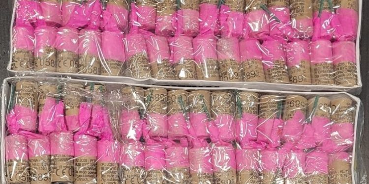 Είχε παράνομα στο μαγαζί της εξήντα κροτίδες για πώληση και συνελήφθη