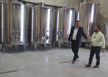 Το τοπικό οινοποιείο – αποσταγματοποείο Μπίζας επισκέφτηκε ο Δήμαρχος Αρταίων
