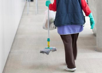 “Πρέπει” να καθαρίσουν τα σχολεία για τις εκλογές, αλλά αποκλείονται από το εκλογικό επίδομα οι σχολικές καθαρίστριες
