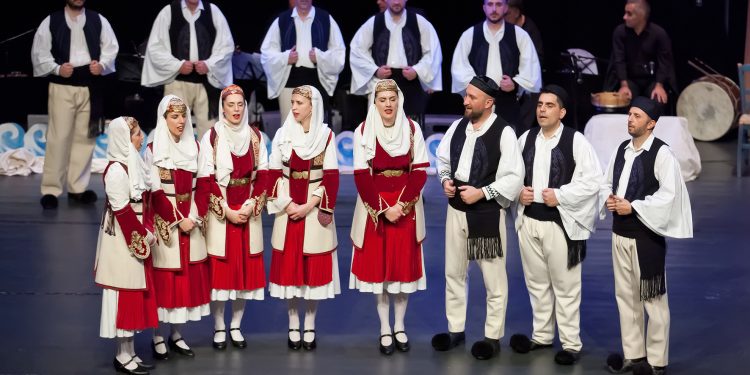 Λάμψη στην ετήσια παράσταση του τμήματος παραδοσιακών χορών του ΠΔΚΙ