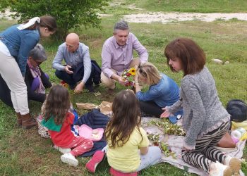 Γιορτή του Μάη: Με μαγιάτικα στεφάνια, μουσική και μεγάλες παρέες στην ύπαιθρο