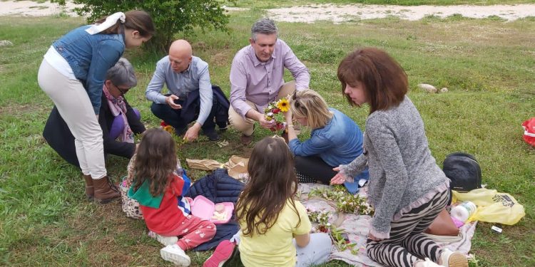 Γιορτή του Μάη: Με μαγιάτικα στεφάνια, μουσική και μεγάλες παρέες στην ύπαιθρο