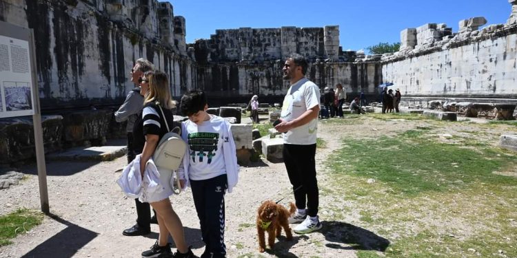 Υπουργείο Πολιτισμού: «Πράσινο φως» για ζώα συντροφιάς σε 120 αρχαιολογικούς χώρους