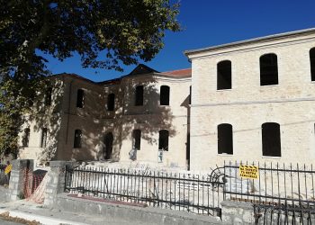 Υπογράφτηκαν οι τρεις συμβάσεις για τον εξοπλισμό του πρώην Αρρεναγωγείου – Παρθεναγωγείου Δελβινακίου