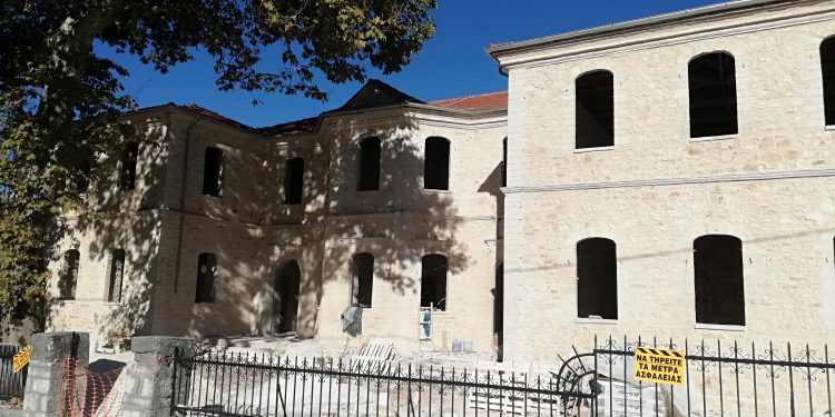 Υπογράφτηκαν οι τρεις συμβάσεις για τον εξοπλισμό του πρώην Αρρεναγωγείου – Παρθεναγωγείου Δελβινακίου