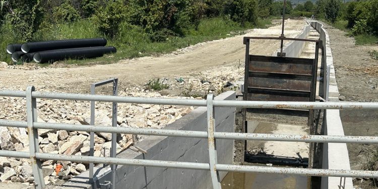 Ολοκληρώνεται η επένδυση του κεντρικού αρδευτικού αύλακα σε Βλαχέρνα, Γραμμενίτσα