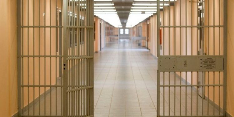 Σωφρονιστικός υπάλληλος διακινούσε ναρκωτικά