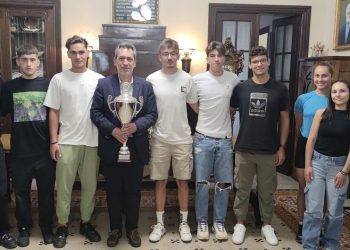 Το κύπελλο του Πανελληνίου Πρωταθλήματος παρέδωσαν στο Δήμαρχο οι αθλητές του Ν.Ο.Ι.