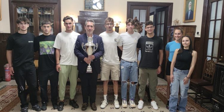 Το κύπελλο του Πανελληνίου Πρωταθλήματος παρέδωσαν στο Δήμαρχο οι αθλητές του Ν.Ο.Ι.