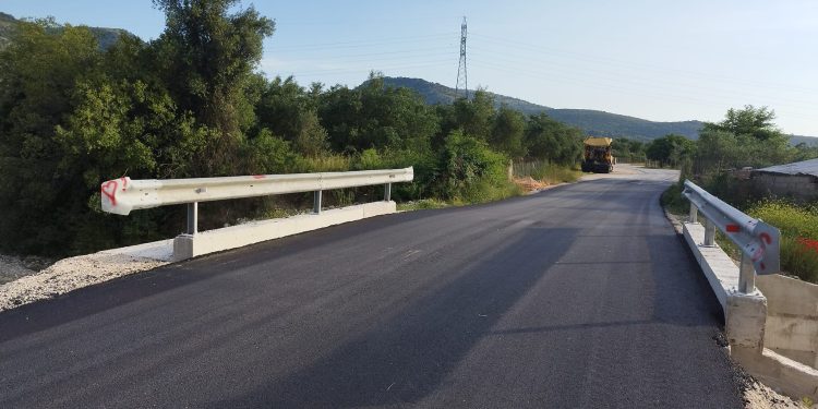 Ασφαλτόστρωση της γέφυρας στο Ρέμα Κάκκαβου στο Καναλλάκι