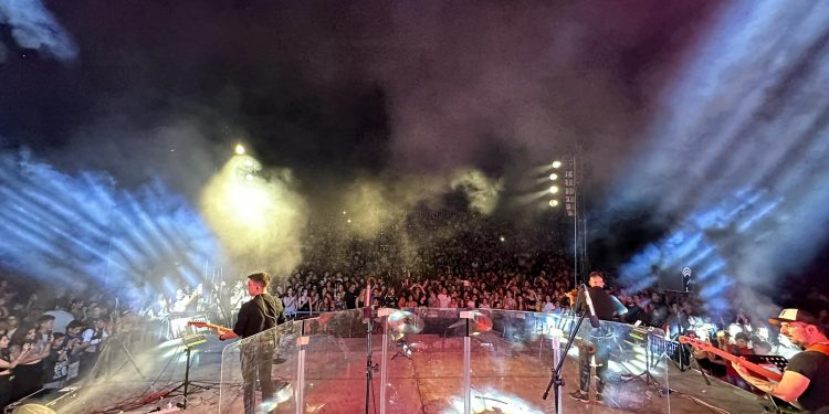 Η νεολαία της Άρτας στήριξε το νέο υπαίθριο θέατρο