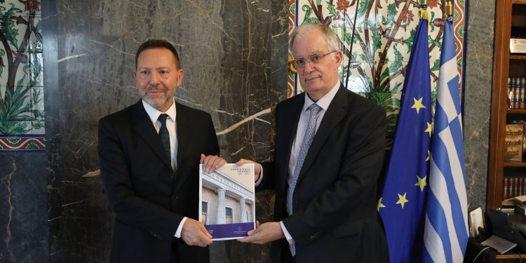 Στον Πρόεδρο της Βουλής η Έκθεση της Τράπεζας της Ελλάδος για τη Νομισματική Πολιτική