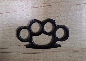 Βρέθηκε με σιδερογροθιά στο αμάξι και συνελήφθη