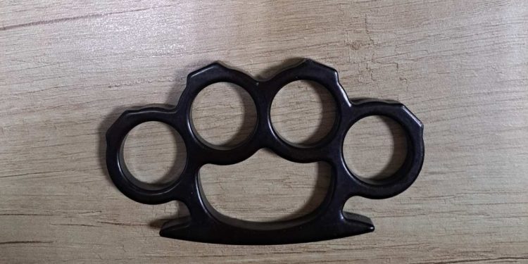 Βρέθηκε με σιδερογροθιά στο αμάξι και συνελήφθη