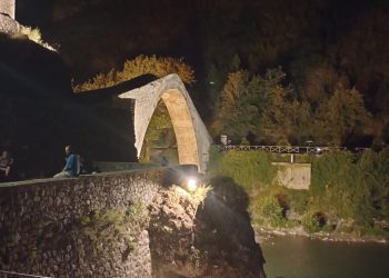 Φωτισμός και εργασίες ανάπλασης του περιβάλλοντος χώρου στο πέτρινο γεφύρι στον ποταμό Αώο στην Κόνιτσα