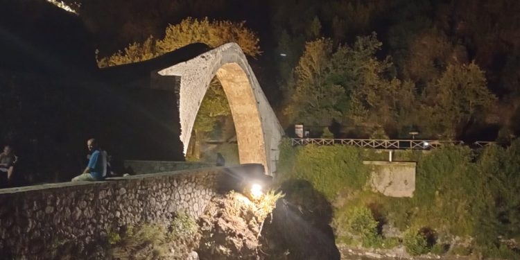 Φωτισμός και εργασίες ανάπλασης του περιβάλλοντος χώρου στο πέτρινο γεφύρι στον ποταμό Αώο στην Κόνιτσα