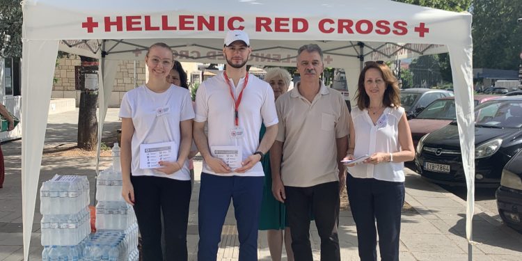 Δράση κοινωνικής προσέγγισης λόγω καύσωνα από τον Ερυθρό Σταυρό