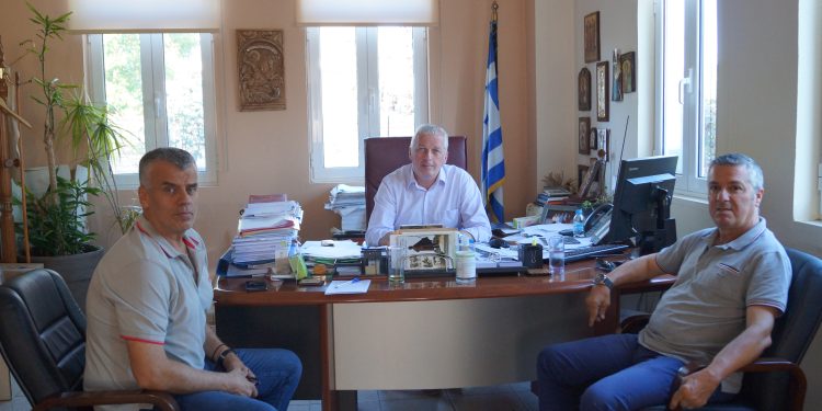 Κλιμάκιο του ΕΛ.Γ.Α. Ιωαννίνων ενημέρωσε το Δήμαρχο Ζίτσας για την πορεία των ελέγχων σε αμπελώνες και καλλιέργειες