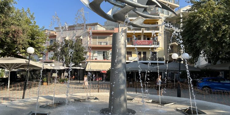 Άρτα: Τοποθετήθηκε το γλυπτό του Θ. Παπαγιάννη, στο κεντρικό σιντριβάνι της πλατείας