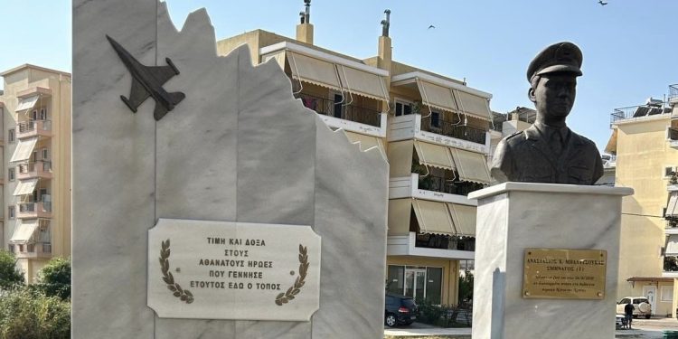 Άρτα: Επιμνημόσυνη δέηση και κατάθεση στεφάνων στο Μνημείο του Σμηναγού Αναστάσιου Μπαλατσούκα