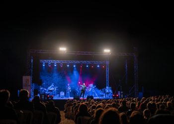 Ο κόσμος και η Αυγουστιάτικη πανσέληνος «πλημμύρισαν» τον αρχαιολογικό χώρο Μεγ. Γαρδικίου στη συναυλία του Δ. Μπάση