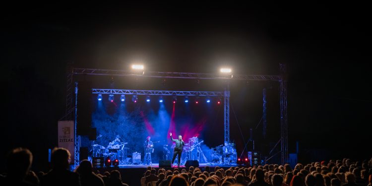 Ο κόσμος και η Αυγουστιάτικη πανσέληνος «πλημμύρισαν» τον αρχαιολογικό χώρο Μεγ. Γαρδικίου στη συναυλία του Δ. Μπάση