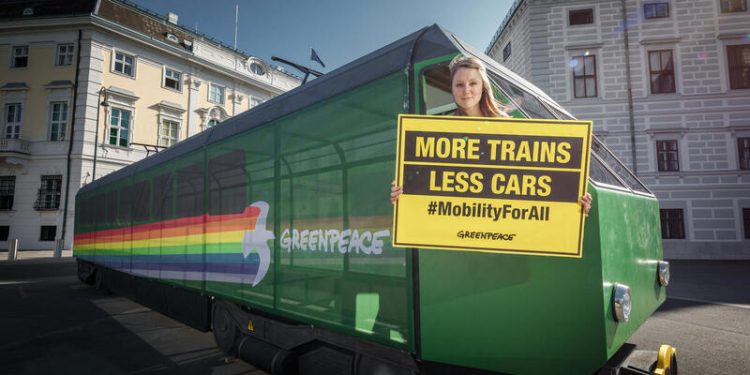 Νέα έκθεση Greenpeace: Η Ελλάδα επένδυσε πάνω από τρεις φορές περισσότερο σε δρόμους από ό,τι σε σιδηροδρόμους, από το 1995