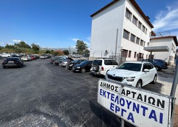 Ένα ακόμη χώρο για δωρεάν στάθμευση παραδίδει η Δημοτική Αρχή υπό τον Χρήστο Τσιρογάννη: πίσω από το κτίριο της Αστυνομικής Διεύθυνσης Άρτας.