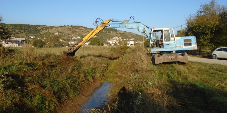 Εργασίες καθαρισμού τάφρων και αγωγών ομβρίων από το Δήμο Ζίτσας