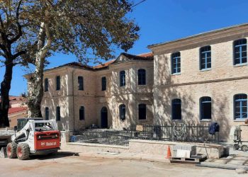 Υπογραφή της τέταρτης σύμβασης προμήθειας που συμπληρώνει τον εξοπλισμό του πρώην Αρρεναγωγείου – Παρθεναγωγείου Δελβινακίου