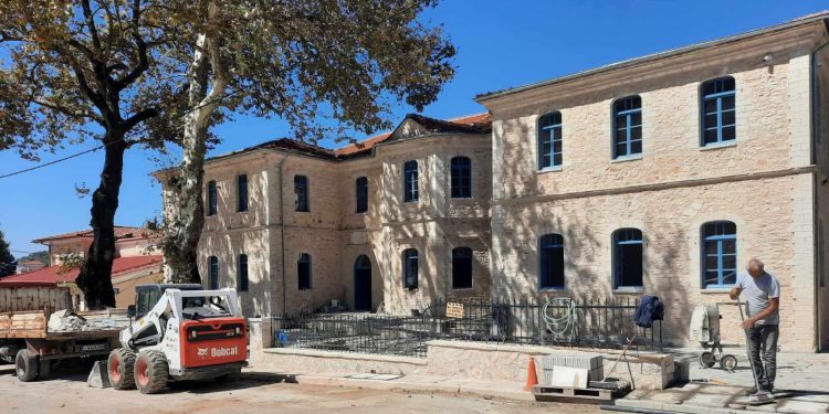 Υπογραφή της τέταρτης σύμβασης προμήθειας που συμπληρώνει τον εξοπλισμό του πρώην Αρρεναγωγείου – Παρθεναγωγείου Δελβινακίου