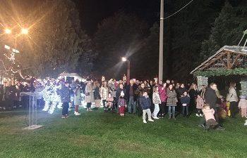 Έγινε η φωταγώγηση του Χριστουγεννιάτικου δέντρου στα Γιάννενα