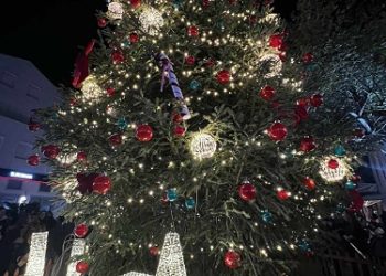 Χριστούγεννα στην Άρτα: με την φωταγώγηση του δέντρου δόθηκε η εκκίνηση των χριστουγεννιάτικων εκδηλώσεων