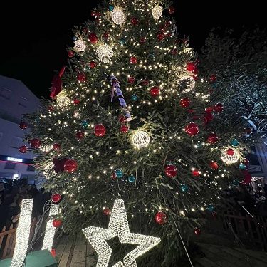 Χριστούγεννα στην Άρτα: με την φωταγώγηση του δέντρου δόθηκε η εκκίνηση των χριστουγεννιάτικων εκδηλώσεων