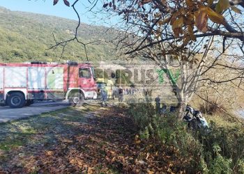 Iωάννινα: Έχασε τον έλεγχο και έπεσε σε δέντρο δίπλα στη λίμνη – Νεκρός Ο 21χρονος Οδηγός