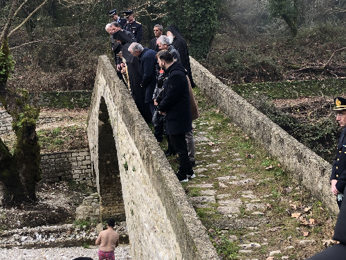 Με λαμπρότητα, στο γεφύρι της Βροσίνας, ο εορτασμός των Θεοφανείων στο Δήμο Ζίτσας