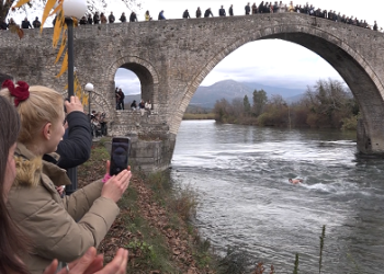 Θεοφάνεια 2024: Με επισημότητα, κατάνυξη και πλήθος κόσμου ο εορτασμός του Καθαγιασμού των Υδάτων στο Ιστορικό γεφύρι της Άρτας.