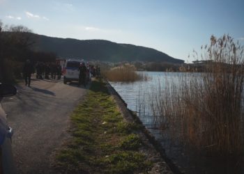 Αυτοκίνητο με τρεις επιβαίνοντες έπεσε στη Λίμνη – Βγήκαν όλοι σώοι