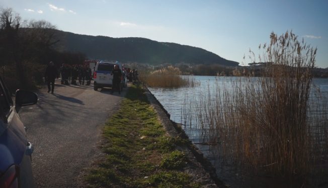 Αυτοκίνητο με τρεις επιβαίνοντες έπεσε στη Λίμνη – Βγήκαν όλοι σώοι