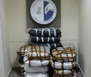 Aστυνομικοί και ιδιώτης μετέφεραν ναρκωτικά με το υπηρεσιακό όχημα-3 συλλήψεις