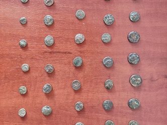 Συνελήφθη ημεδαπός στην Καστοριά από την Υποδιεύθυνση Ασφάλειας Ιωαννίνων, που κατείχε 50 αρχαία νομίσματα