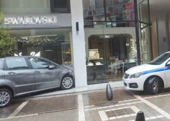 Ιωάννινα:ΙΧΕ Κατέληξε ….Σε Εμπορικό Κατάστημα Στον Πεζόδρομο Της Γρηγορίου Σακκά