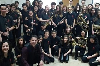 Η Μπαντίνα της Φιλαρμονικής του Δήμου Ιωαννιτών στην οδό Παπάζογλου