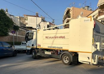 Πλύσιμο των κάδων απορριμμάτων για μια καθαρότερη πόλη