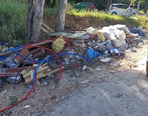 Παράνομη Απόθεση Μπαζών και Οικοδομικών Υλικών σε Πρασιές του Δήμου Ιωαννιτών-Ελεύθερους χώρους – Κάλεσμα για Τήρηση της Νομοθεσίας και Προειδοποίηση για Επιβολή Προστίμων
